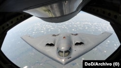 Un bombardero B-2 Spirit de la Fuerza Aérea de EE. UU. se acerca a la parte trasera de un KC-135 Stratotanker antes de reabastecerse durante una misión de entrenamiento. (DoD/Archivo)