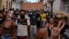 La gente grita consignas contra el gobierno durante una protesta en La Habana, Cuba, el 11 de julio de 2021. REUTERS / Alexandre Meneghini