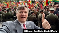 El subsecretario de Estado Christopher Landau asistió a la ceremonia de investidura del nuevo presidente de Bolivia, Rodrigo Paz. 