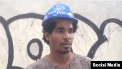 El artista Luis Manuel Otero Alcántara, durante el "performance" que alerta sobre los derrumbes en La Habana. 