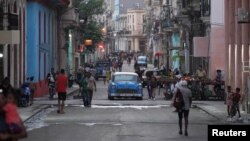 Las autoridades han reconocido que la población cubana mantuvo una tendencia al envejecimiento y al decrecimiento en 2024, pero las cifras oficiales estarían muy por debajo de la realidad, señala experto. 