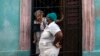 Mujeres conversan en la puerta de una vivienda en La Habana. (AP/Ramon Espinosa)