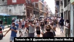 En la capital las personas se manifestaron en muchos barrios. Muchos marcaharon desde La Habana Vieja, Centro Habana y Cerro hasta concentrarse en el capitolio. 